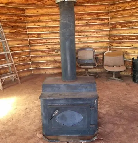Traditional Navajo Hogan Lodge Valle